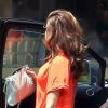 Eva Mendes promène le chien de Ryan Gosling dans les rues de Los Angeles le 2 août 2012
