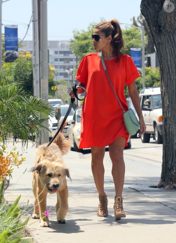 Eva Mendes promène le chien de Ryan Gosling dans les rues de Los Angeles le 2 août 2012