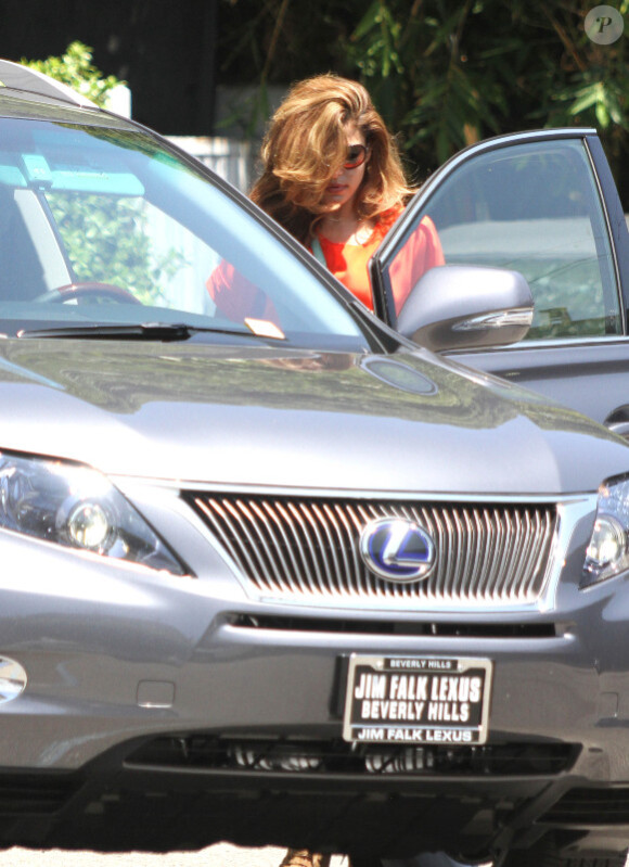 Eva Mendes promène le chien de Ryan Gosling dans les rues de Los Angeles le 2 août 2012