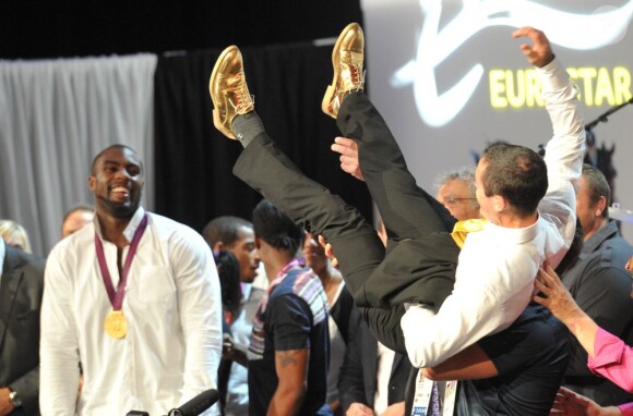 Teddy Riner et les chaussures dorées de son entraîneur, le 3 août 2012 au Club France après sa victoire exceptionnelle en finale des Jeux olympiques de Londres