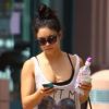 Vanessa Hudgens, bouteille d'eau à la main et lunettes de soleil sur le nez, se promène à Los Angeles, le samedi 4 août 2012.