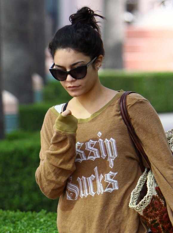 Dans son sweat shirt "Gossip sucks", Vanessa Hudgens se promène à Los Angeles, le samedi 4 août 2012.