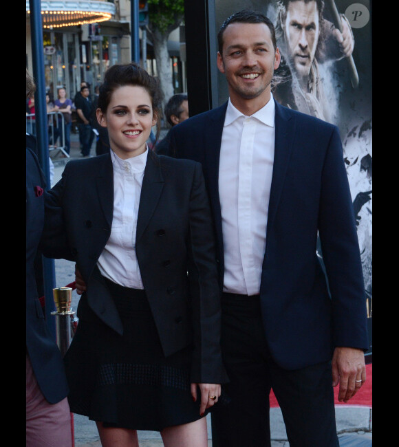 Kristen Stewart et le réalisateur Rupert Sanders, en mai 2012 à Los Angeles.