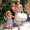 Jessica Alba, Cash Warren et leurs enfants à la sortie d'une fête privée à Los Angeles le 5 août 2012
