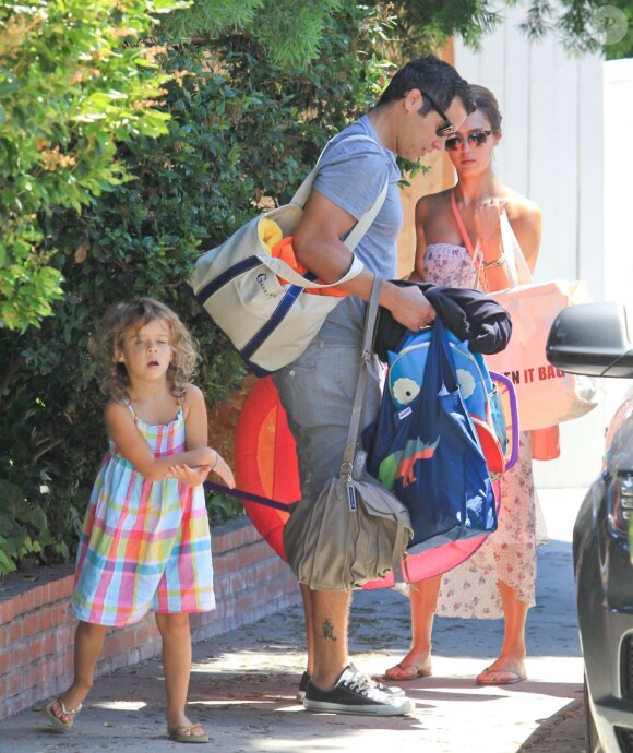 Une famille bonheur ! Jessica Alba, Cash Warren et leurs enfants à la sortie d'une fête privée à Los Angeles le 5 août 2012