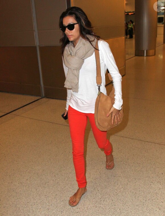 Eva Longoria arrive à l'aéroport de Miami le 3 août 2012 après avoir assisté à l'enterrement de son amie Lupe Ontiveros