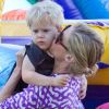 Aimante, Julie Bowen en famille à Studio City, Los Angeles, le 5 août 2012