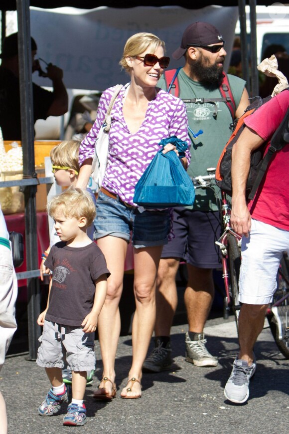 Hilare, Julie Bowen en famille à Studio City, Los Angeles, le 5 août 2012