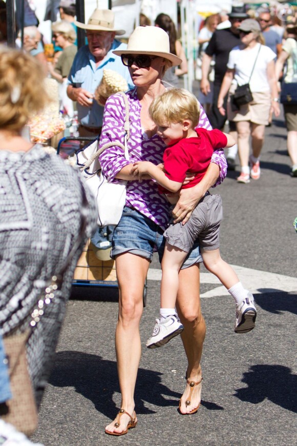 Avec son fils dans les bras, Julie Bowen à Studio City, Los Angeles, le 5 août 2012