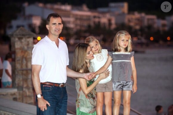 Le prince Felipe et la princesse Letizia en vacances à Palma de Majorque le 6 août 2012 avec leurs filles les princesses Leonor et Sofia.