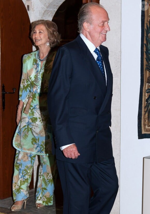 Le roi Juan Carlos Ier d'Espagne, entouré de sa femme la reine Sofia, de son fils le prince Felipe et de sa belle-fille la princesse Letizia, offrait le 8 août 2012 au palais de la Almudaina le traditionnel dîner pour les autorités des îles Baléares dans le cadre des vacances d'été de la famille royale à Palma de Majorque.
