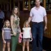 Le prince Felipe et la princesse Letizia en vacances à Palma de Majorque le 6 août 2012 avec leurs filles les princesses Leonor et Sofia.