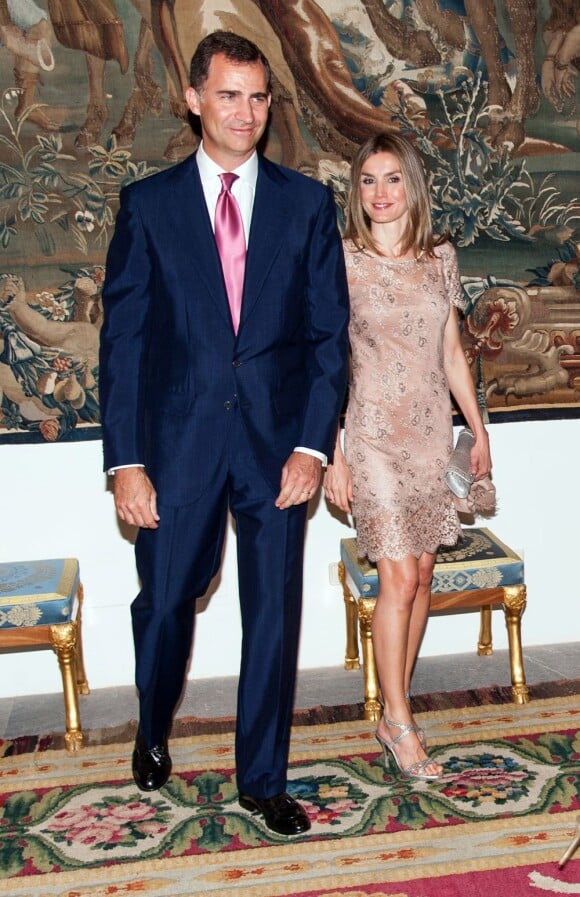En présence de Felipe Letizia, le roi Juan Carlos Ier d'Espagne, avec sa femme la reine Sofia, offrait le 8 août 2012 au palais de la Almudaina le traditionnel dîner pour les autorités des îles Baléares dans le cadre des vacances d'été de la famille royale à Palma de Majorque.