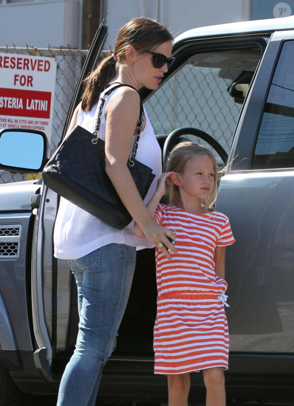 Jennifer Garner et sa fille Violet, toujours aussi jolie, se rendent à un magasin de jouets à Brentwood, le 9 août 2012