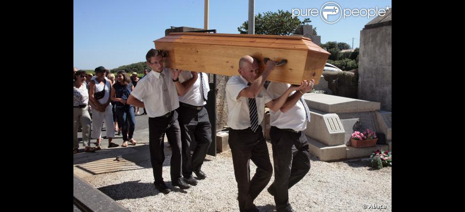 Obsèques du journaliste français Michel Polac, dans le village de Cabrerolles, le 10 août 2012 en présence de sa famille