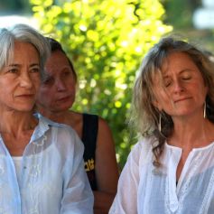 Obsèques du journaliste français Michel Polac, dans le village de Cabrerolles, le 10 août 2012 - La femme du journaliste Nadia et sa fille Juliette se sont soutenues dans cette épreuve