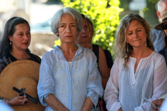 Obsèques du journaliste français Michel Polac, dans le village de Cabrerolles, le 10 août 2012 - La femme du journaliste Nadia et sa fille Juliette se sont soutenues dans cette épreuve