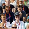 Entouré de ses trois garçons, Cruz, Romeo et Brooklyn, David Beckham assiste la finale de BMX dans le cadre des Jeux Olympiques de Londres au parc olympique de Stratford, le vendredi 10 août 2012.