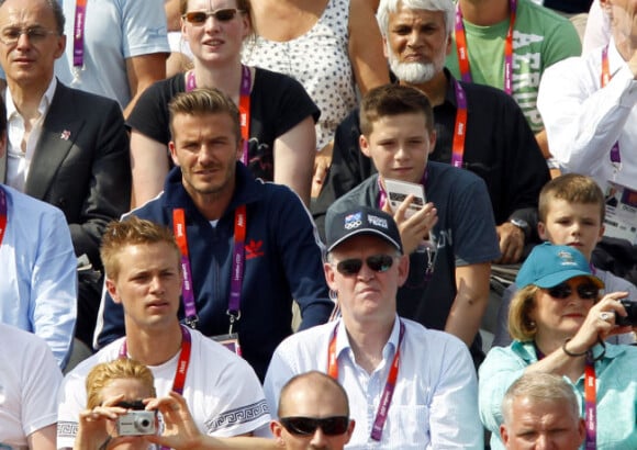 Entouré de ses trois garçons, Cruz, Romeo et Brooklyn, David Beckham assiste la finale de BMX dans le cadre des Jeux Olympiques de Londres au parc olympique de Stratford, le vendredi 10 août 2012.