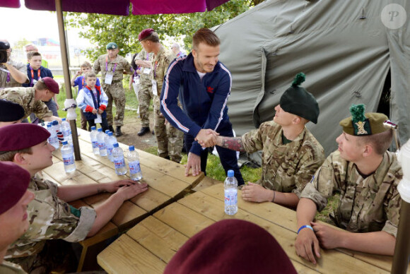David Beckham, entouré de militaires, au parc olympique de Stratford, le vendredi 10 août 2012.