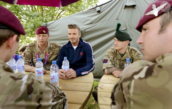 David Beckham rencontre des militaires de l'armée britannique au parc olympique de Stratford, le vendredi 10 août 2012.