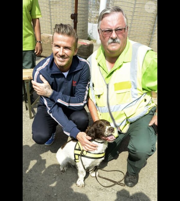 David Beckham rencontre le personnel de sécurité des Jeux Olympiques de Londres au parc olympique de Stratford, le vendredi 10 août 2012.
