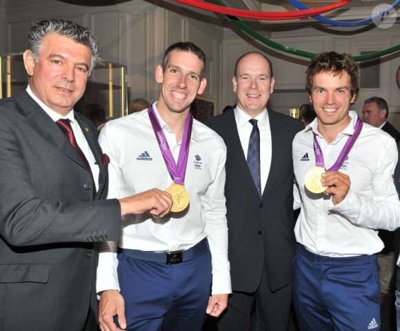 Le prince Albert de Monaco, ici entre Etienne Stott et Tim Baillie, donnait le 9 août 2012 à la Maison de Monaco à Londres, en marge des JO, une grande 'Soirée olympique'.