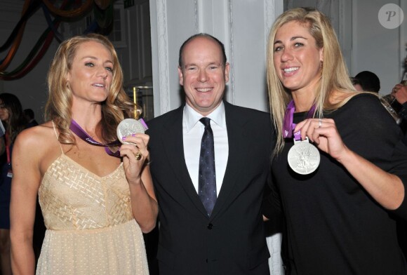 Le prince Albert de Monaco, ici avec Jennifer Kessy et April Ross, Américaines médaillées d'argent en beach-volley, donnait le 9 août 2012 à la Maison de Monaco à Londres, en marge des JO, une grande 'Soirée olympique'.