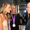 Le prince Albert de Monaco, ici avec Jennifer Kessy et April Ross, Américaines médaillées d'argent en beach-volley, donnait le 9 août 2012 à la Maison de Monaco à Londres, en marge des JO, une grande 'Soirée olympique'.