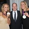 Le prince Albert de Monaco, ici avec Jennifer Kessy et April Ross, Américaines médaillées d'argent en beach-volley, donnait le 9 août 2012 à la Maison de Monaco à Londres, en marge des JO, une grande 'Soirée olympique'.