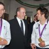 Le prince Albert de Monaco, ici entre Etienne Stott et Tim Baillie, donnait le 9 août 2012 à la Maison de Monaco à Londres, en marge des JO, une grande 'Soirée olympique'.