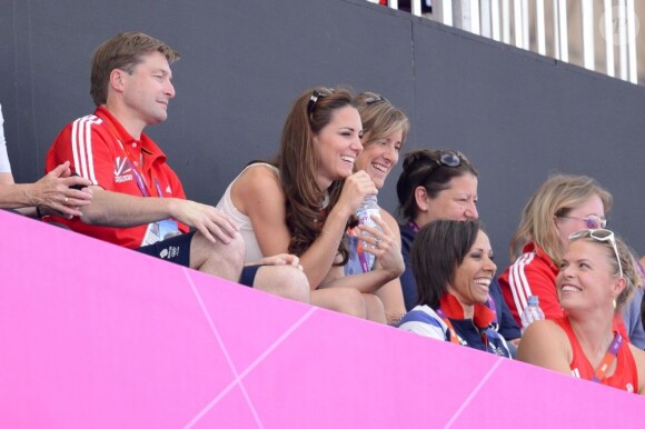 Kate Middleton, passionnée à la Riverbank Arena, a eu l'occasion de bondir de joie une foie de plus aux JO de Londres, vendredi 10 août 2012, grâce à la médaille de bronze décrochée par les hockeyeuses britanniques face à la Nouvelle-Zélande.