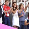 Kate Middleton, sexy dans une tenue blanche style tenniswoman mais plus que jamais fan de hockey, son sport de prédilection, a eu l'occasion de bondir de joie une foie de plus aux JO de Londres, vendredi 10 août 2012, grâce à la médaille de bronze décrochée par les hockeyeuses britanniques face à la Nouvelle-Zélande.