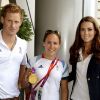 Kate Middleton et le prince Harry en visite au Team GB au village olympique le 9 août 2012 lors des JO de Londres.