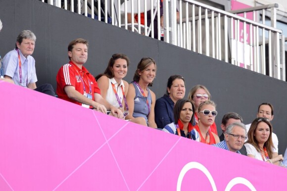 Kate Middleton, sexy dans une tenue blanche style tenniswoman mais plus que jamais fan de hockey, son sport de prédilection, a eu l'occasion de bondir de joie une foie de plus aux JO de Londres, vendredi 10 août 2012, grâce à la médaille de bronze décrochée par les hockeyeuses britanniques face à la Nouvelle-Zélande.