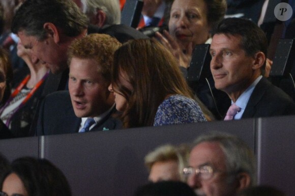 Le prince Harry, complice avec Kate Middleton, était le principal représentant de la famille royale lors de la cérémonie de clôture des Jeux olympiques de Londres le 12 août 2012.