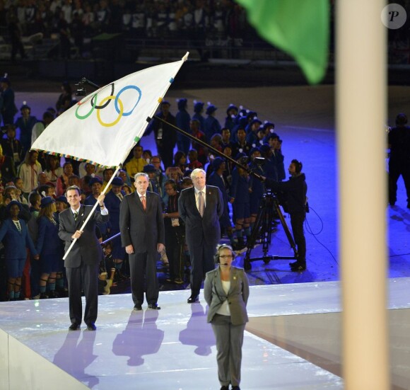 Image de la cérémonie de clôture des Jeux olympiques de Londres le 12 août 2012, le maire de Rio Eduardo Paes recevant le drapeau olympique des mains de son homologue londonien Boris Johnson.