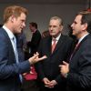 Le prince Harry en conversation avec le maire de Rio Eduardo Paes lors de la cérémonie de clôture des Jeux olympiques de Londres le 12 août 2012.