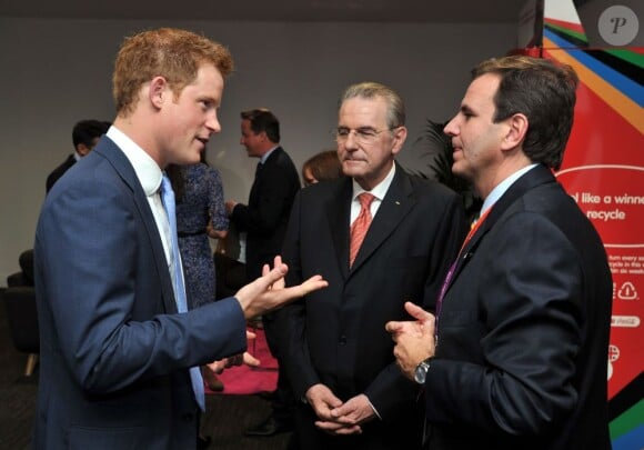 Le prince Harry en conversation avec le maire de Rio Eduardo Paes lors de la cérémonie de clôture des Jeux olympiques de Londres le 12 août 2012.
