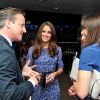 Kate Middleton en discussion avec le Premier ministre David Cameron et sa femme Samantha lors de la cérémonie de clôture des Jeux olympiques de Londres le 12 août 2012.