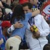 Renaud Lavillenie, champion olympique de saut à la perche, dans les bras de sa compagne Anaïs Poumarat avec sa médaille d'or aux JO de Londres le 11 août 2012. Le Français est devenu vendredi 10 août 2012 aux JO de Londres le premier champion olympique de l'athlétisme français depuis Jean Galfione en 1996, en remportant le concours de saut à la perche avec une barre à 5m97.