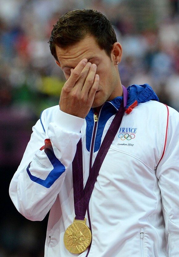 Très ému, Renaud Lavillenie a reçu le 11 août 2012 aux JO de Londres sa médaille d'or, champion olympique de saut à la perche. Le premier champion olympique de l'athlétisme français depuis Jean Galfione en 1996.