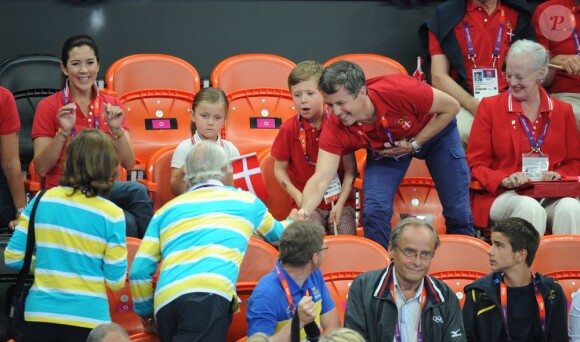 Le roi Carl XVI Gustaf de Suède et la reine Silvia n'ont pas manqué, fair-play, de saluer la famille royale danoise après la victoire des handballeurs suédois en quart de finale du tournoi olympique le 8 août 2012