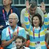 Ils ont tout donné ! Le roi Carl XVI Gustaf de Suède et la reine Silvia lors de la finale de handball masculin France-Suède aux Jeux olympiques de Londres le 12 août 2012.