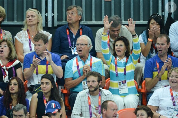 Ils ont tout donné ! Le roi Carl XVI Gustaf de Suède et la reine Silvia lors de la finale de handball masculin France-Suède aux Jeux olympiques de Londres le 12 août 2012.