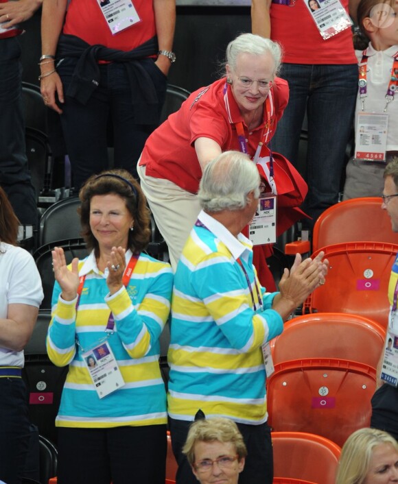 Le roi Carl XVI Gustaf de Suède et la reine Silvia n'ont pas manqué, fair-play, de saluer la famille royale danoise après la victoire des handballeurs suédois en quart de finale du tournoi olympique le 8 août 2012