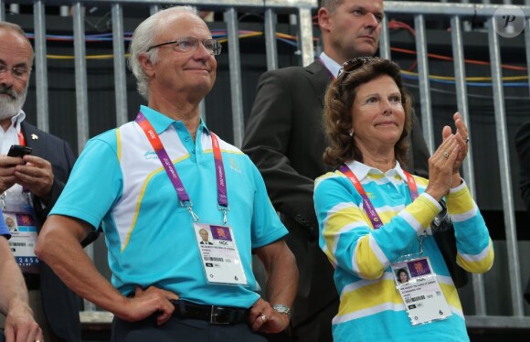Le roi Carl XVI Gustaf de Suède et la reine Silvia lors de la finale de handball masculin France-Suède aux Jeux olympiques de Londres le 12 août 2012.