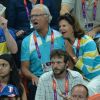 Le roi Carl XVI Gustaf de Suède et la reine Silvia complètement pris dans l'ambiance lors de la finale de handball masculin France-Suède aux Jeux olympiques de Londres le 12 août 2012.