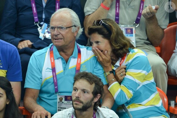 Aïe... Le roi Carl XVI Gustaf de Suède et la reine Silvia lors de la finale de handball masculin France-Suède aux Jeux olympiques de Londres le 12 août 2012.