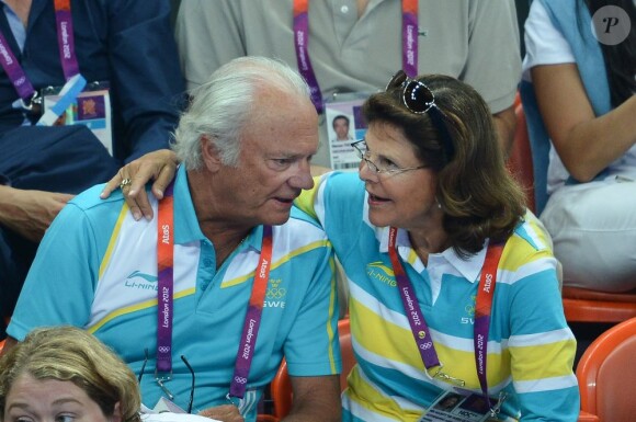 Très complices, le roi Carl XVI Gustaf de Suède et la reine Silvia lors de la finale de handball masculin France-Suède aux Jeux olympiques de Londres le 12 août 2012.